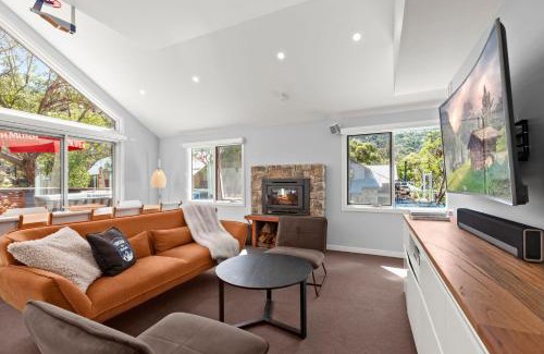 Thredbo Ski Chalet | Feathers Lodge