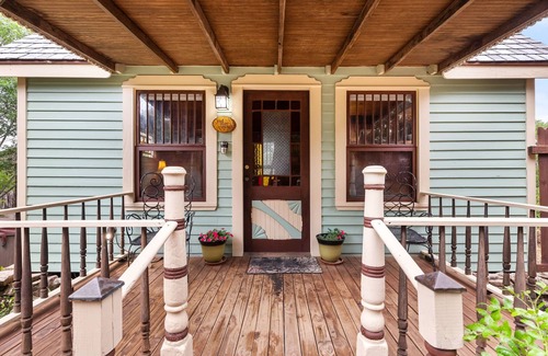 Canyon Lake House | Featured in USA Today -Tiny Texas House-King Bed-Private Hot Tub