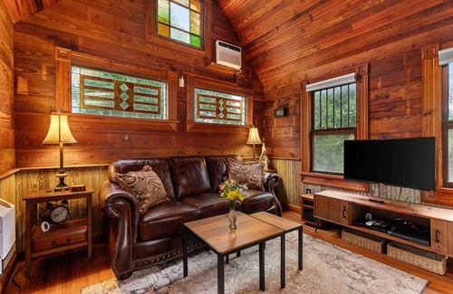 Canyon Lake House | Featured in USA Today -Tiny Texas House-King Bed-Private Hot Tub