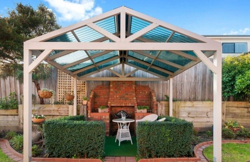 Lakes Entrance House | ‘Federation Style’ 4 bedroom House with Ocean View