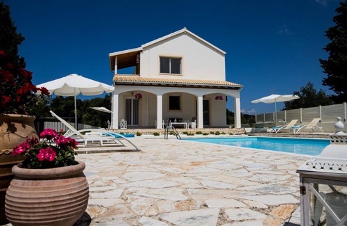 Petaleia Villa | Fedrita: mountain-sea views/private pool/wi-fi/ac/bbq/2 km to the beach.