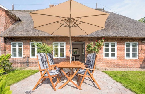 Wobbenbull Apartment | Feel-good atmosphere under thatched roof in the beautiful vacation apartment "Wa
