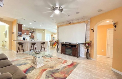 Gibsonton House | Feel like home .with big outdoor patio space, BBQ grills and hottub available