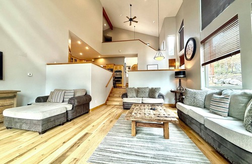 Woodmoor House | Feel on Top of the World at The Fox Den Retreat! Private Hot Tub and Views!
