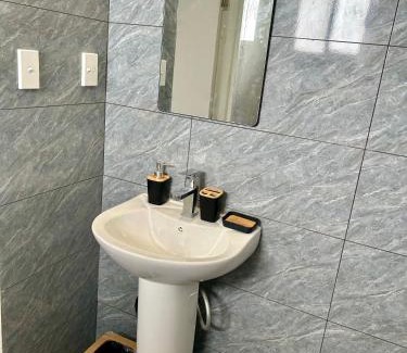 Nuku'alofa House | Feiloakimisi Retreat King Ensuite with Private Veranda Free Parking