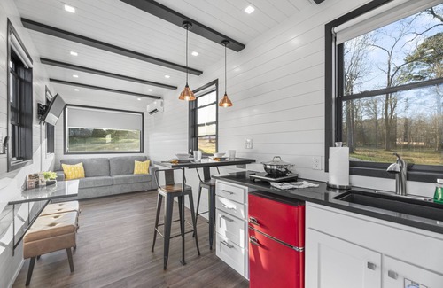 Willis Resort | Felices los 4 close to Lake Conroe! Heated Pool, Stocked Ponds, Cute Pygmy Goats