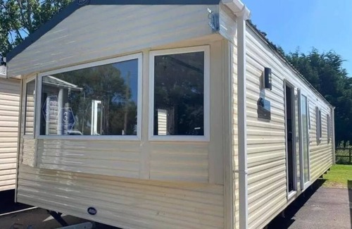 Felixstowe House | Felixstowe beach holiday park caravan/mobile home 5 minute walk to the beach