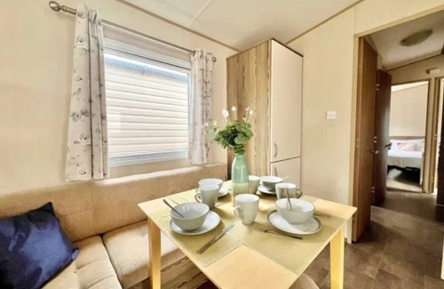 Felixstowe House | Felixstowe beach holiday park caravan/mobile home 5 minute walk to the beach