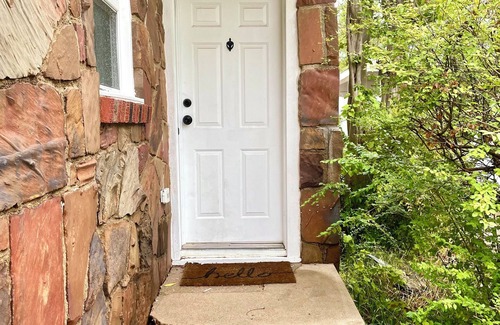 Fort Worth House | Females Only! Modern Private Bed & Bath 5 min from Downtown Fort Worth