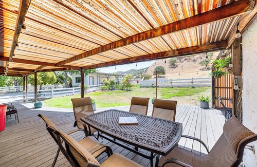 Paicines House | Fenced Yard & Outdoor Bar: Hillside Paicines Home!
