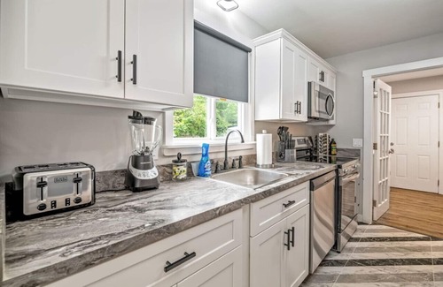 Petersburg House | Fenced Yard, Swing Set: Pawfect for Family & Dogs!