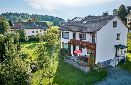 Lindberg Apartment | Feriendomizil mit großem Garten, Liegewiese und Parkplatz