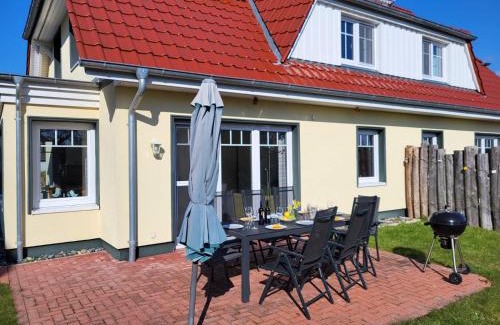 Breege House | Ferienhäuser Hühnergott und Kranichnest, Sauna, Kamin und Garten