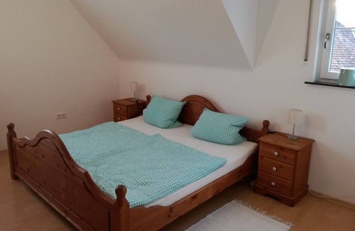 Brilon Apartment | Ferienhaus mit 180 qm, 3 Doppelzimmer, 1 Dreibettzimmer, 1 Wohn-/essbereich, max für 10 Personen