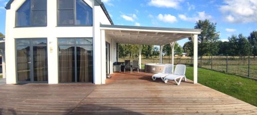 gmina Wolin House | Ferienhaus Sophia 70qm bis 5 Gäste mit Fass-Sauna, Whirlpool April bis Oktober, 75qm Terrasse und eingezäunten Garten