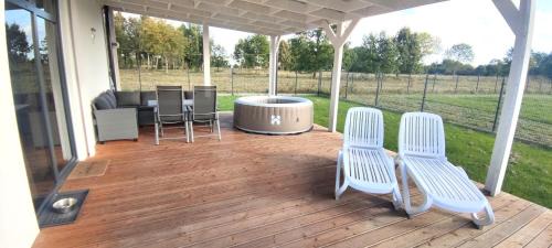 gmina Wolin House | Ferienhaus Sophia 70qm bis 5 Gäste mit Fass-Sauna, Whirlpool April bis Oktober, 75qm Terrasse und eingezäunten Garten