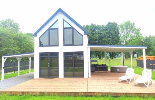 gmina Wolin House | Ferienhaus Sophia 70qm bis 5 Gäste mit Fass-Sauna, Whirlpool April bis Oktober, 75qm Terrasse und eingezäunten Garten