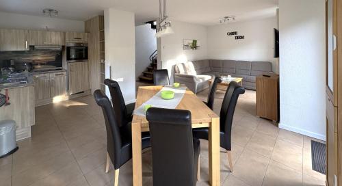 Treptow-Koepenick House | Ferienpark Rübezahl am Müggelsee, Haus 15 Zeder mit eigener Sauna, idealer Ort für Natur- und Erholungssuchende, für Radfahrer, Familien mit Kindern und Hundeliebhaber