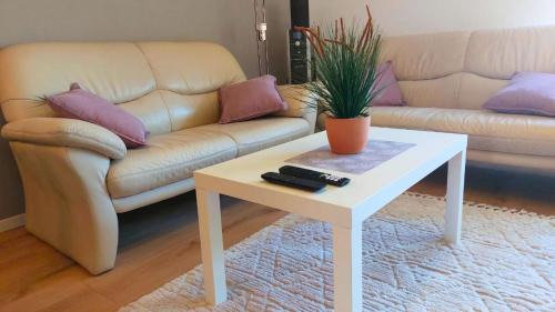 Oberkochen Apartment | Ferienwohnung 3-4P l 2 SZ I Bad l Balkon l Bergblick l fußläufig zu Zeiss, Hensoldt