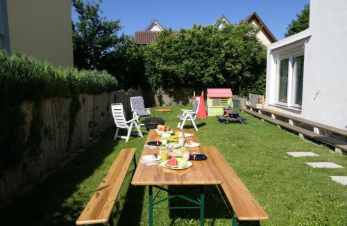Friedrichshafen Apartment | Ferienwohnung am Bodensee- zentrale Lage, free parking and wifi, 109 m2, privater Garten, 7 Gäste, 2x Kingsize Boxspringbett, familienfreundlich