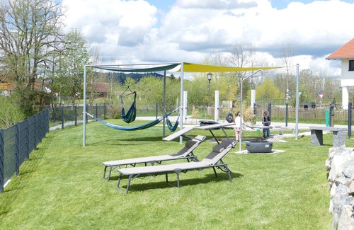 Oberhausen Apartment | Ferienwohnung an der Ach mit Großer Terrasse und Garten