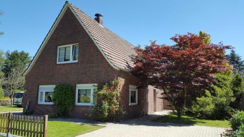 Hesel Apartment | Ferienwohnung An der Eichenallee, 35200