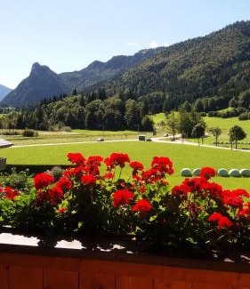 Unterammergau Apartment | Ferienwohnung Bergblick für 10 Personen