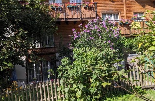 Glarus Sued House | Ferienwohnung Bergzyt oder das Bed and Breakfast - Älplersuite mit eigenem Bad und Terrasse