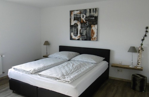 Guenzburg Apartment | Ferienwohnung Blüte mit Balkon