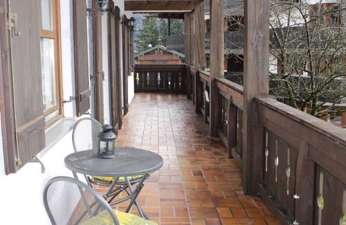 Ettenhausen Apartment | Ferienwohnung Geigelsteinblick, 85qm, OG, 2 Schlafzimmer, Kachelofen, Balkon