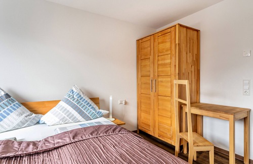 Biederbach Apartment | Ferienwohnung Kapellenblick 2, 85qm, barrierefrei, zwei Schlafzimmer, Wohnzimmer und WLAN