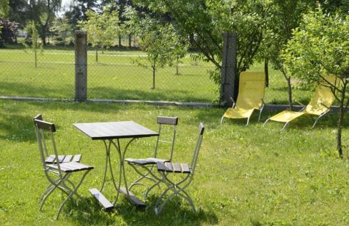 Zutzen Apartment | Ferienwohnung Kirsche - On the fruit tree