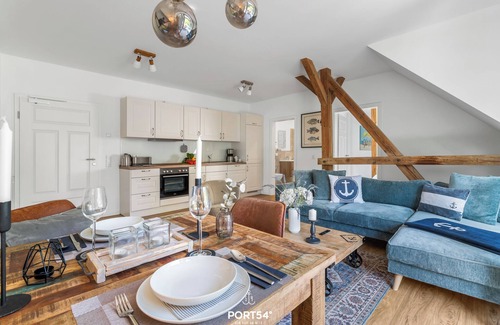 Hedwigenkoog Apartment | Ferienwohnung Krabbe mit Balkon, Schlafzimmer und Moderner Einrichtung