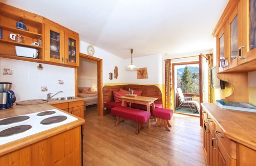 Groissenbach Apartment | Ferienwohnung Loferau 5 - 50 m² für 2-3 Personen, 1 großer Wohn-Schlafraum, sep. Küche