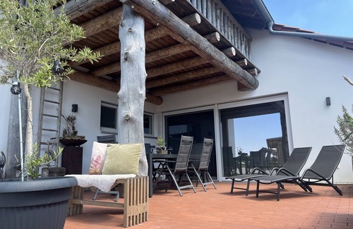 Lichtenfels Apartment | Ferienwohnung mit Ebenerdiger Terrasse und Balkon