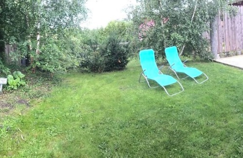 Neuendorf Apartment | Ferienwohnung Neuendorf für 1 - 9 Personen mit 2 Schlafzimmern - Trampolin, Boot