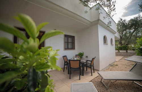 Mattinata House | Ferienwohnung "ulivo" mit Pool und Privatstrand