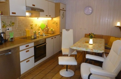 Kirchzarten Apartment | Ferienwohnung Zitrone mit 65qm, 2 Schlafzimmer mit Getrennter Wohnküche, Max. für 5 Personen