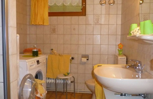 Kirchzarten Apartment | Ferienwohnung Zitrone mit 65qm, 2 Schlafzimmer mit Getrennter Wohnküche, Max. für 5 Personen