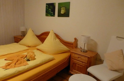 Kirchzarten Apartment | Ferienwohnung Zitrone mit 65qm, 2 Schlafzimmer mit Getrennter Wohnküche, Max. für 5 Personen