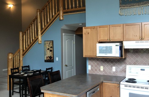 East Kootenay Condo | Fernie 3 Bed Condo with vaulted ceilings and Deck
