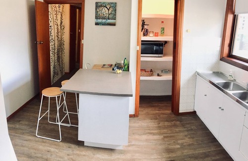 Norlane Apartment | ⭐FERNLY*BFast,WiFi,Nflx,AC*Walk2Pizza,Liquor,Deli,