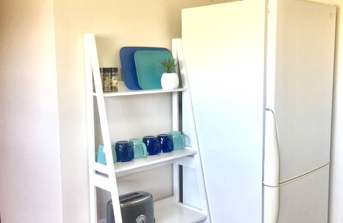 Norlane Apartment | ⭐FERNLY*BFast,WiFi,Nflx,AC*Walk2Pizza,Liquor,Deli,