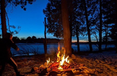 Rhinelander Cabin | Fernwood Cabin | Riverside Retreat | Firepit, Kayaks, Dog-Friendly