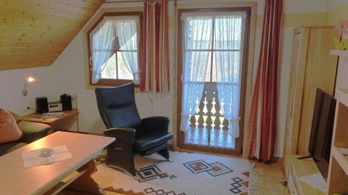 Wittenschwand Apartment | Fewo im DG mit 2 DZ 2 DUWC, 4 Pers