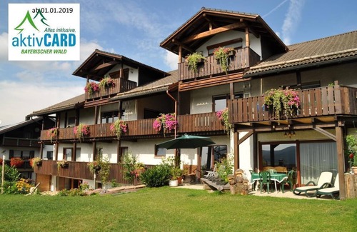 Arnbruck Apartment | FeWo mit 2 Schlafzimmern, Wohnzimmer & Balkon mit Blick auf die Berge