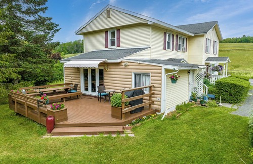Maplecrest Bed & Breakfast | Fiddler On The Roof Room Room with mountain views, a King-Size bed, en suite bathroom, and FREE breakfast. It sleeps 2.