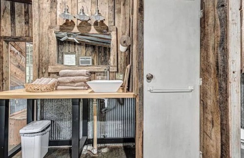 Siloam Springs Cabin | Fidler's Bend Green Cabin Riverfront Retreat