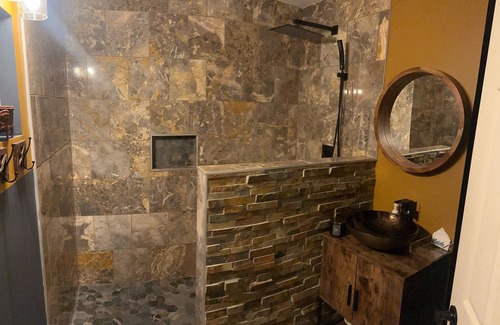 Austell Cabin | FIFA Fan Stylish Retreat Lodge in Heart of it All! 9.4 miles from the Stadium.