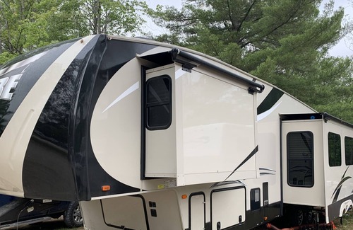 Trout Lake House | Fifth wheel bunkhouse - TROUT LAKE MICHIGAN - full hook up - sleeps up to 9